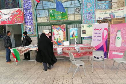  میزخدمت دستگاه های اجرایی شهرستان تیران و کرون در نماز جمعه شهر تیران با شعار زنان، تحکیم بنیان خانواده، نسل انقلابی 