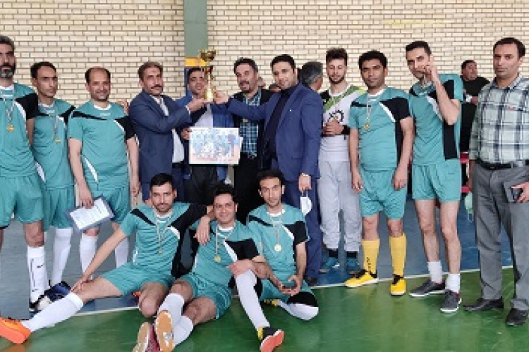 کسب عنوان قهرمانی شبکه بهداشت و درمان شهرستان تیران و کرون در مسابقات فوتسال ادارات شهرستان جام فجر ۱۴۰۰
