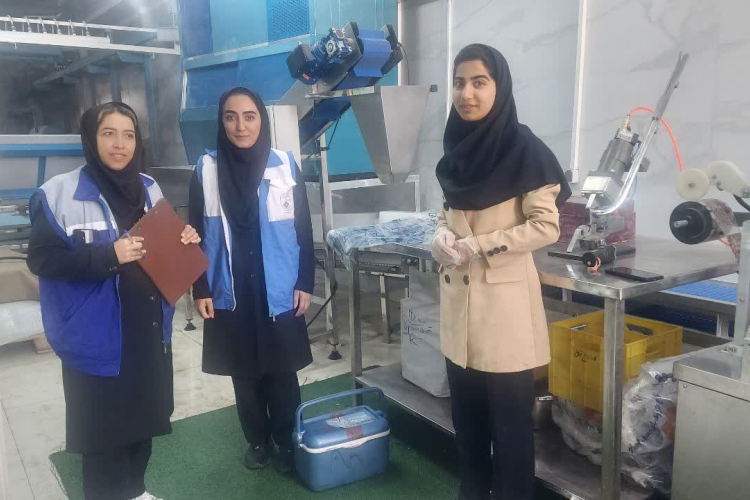 بازدید از کارخانه یخ تیران انجام شد