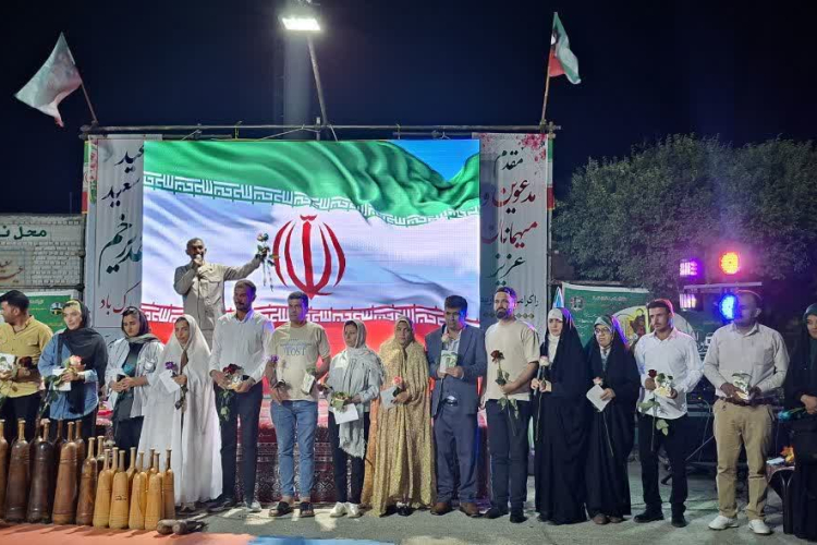 تجلیل از مزدوجین و مادران دارای ۴ فرزند روستای میرآباد